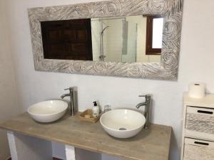 Baño con 2 lavabos y espejo en Casa Olivia, en Moraira