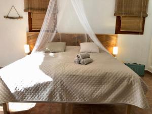 1 dormitorio con 1 cama con mosquitera en Casa Olivia, en Moraira