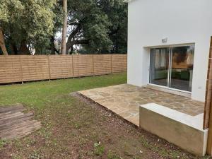 a patio in front of a house with a fence at Citad' Yeu in Port-Joinville