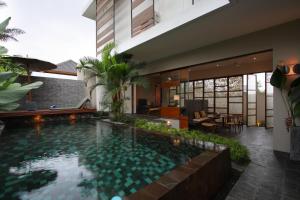 乌布Tegal Sari Accommodation Ubud的房子中间的游泳池