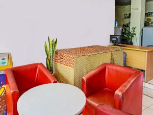 The lounge or bar area at OYO 91796 Guest House Ghalta Syariah