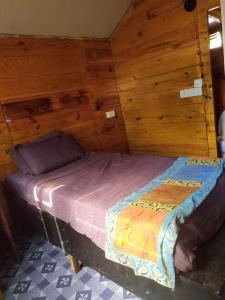 Tempat tidur dalam kamar di Drishti yoga international
