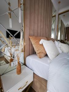 une chambre avec deux lits et un miroir dans l'établissement Gold Apartment B28 Let's Sea Baltic Park Gąski, à Gąski