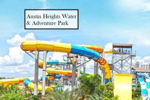 46 Jb Tmn Century 5Room 18pax near CIQ KSL Mall في جوهور باهرو: زحليقة مائية في مدينة ملاهي مع كلمة التوحيد يسلط الضوء على حديقة المغامرات المائية