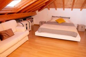 sypialnia z łóżkiem i kanapą w obiekcie Beautiful cozy cottage near Nazaré, Leiria&Batalha w mieście Juncal
