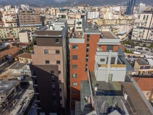 una vista aérea de una ciudad con edificios en PIN Apartments en Tirana