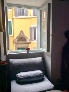 A seating area at Indimenticabili VACANZE ROMANE nel cuore della città