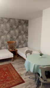 um quarto com duas camas e uma mesa e cadeiras em хостел em Poznań