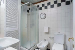 A bathroom at Indimenticabili VACANZE ROMANE nel cuore della città Még 35 kép