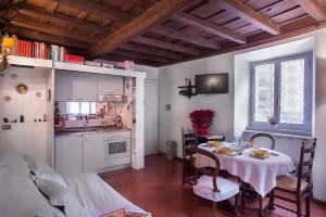 a kitchen and a dining room with a table and a kitchen at Indimenticabili VACANZE ROMANE nel cuore della città in Rome