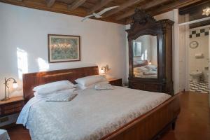 a bedroom with a large bed and a large mirror at Indimenticabili VACANZE ROMANE nel cuore della città in Rome