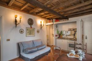 a living room with a couch and a table at Indimenticabili VACANZE ROMANE nel cuore della città in Rome