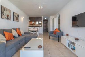 uma sala de estar com um sofá e uma mesa em GO2TENERIFE Apart'Valan Family Santiago 1 em Playa de las Americas