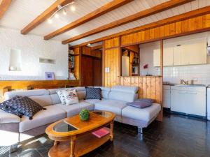 uma sala de estar com um sofá e uma mesa em Appartement Saint-Lary-Soulan, 3 pièces, 7 personnes - FR-1-296-296 em Saint-Lary-Soulan