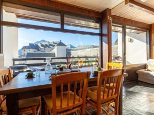 a dining room with a table and a large window at Appartement spacieux 7 pers proche pistes ski Pla d'Adet - FR-1-296-296 in Saint-Lary-Soulan +6 photos