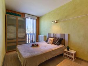 um quarto com uma cama grande num quarto em Appartement Saint-Lary-Soulan, 3 pièces, 7 personnes - FR-1-296-296 em Saint-Lary-Soulan