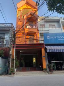 an orange building with a sign on top of it at Như Quỳnh Hotel in Bảo Lạc