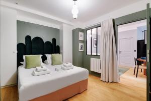- une chambre avec un grand lit et une grande tête de lit dans l'établissement Bastille - Cosy design 1BR / 4P apartment, à Paris