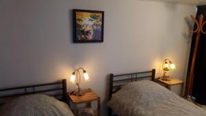 a bedroom with two beds and two lamps on tables at B&B Piccardie in Emlichheim