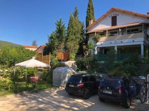 zwei Autos, die vor einem Haus geparkt sind in der Unterkunft La Sala in Amélie-les-Bains-Palalda