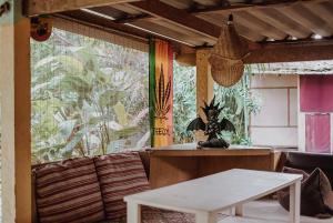 班拉克海灘的住宿－Green Garden，一间设有桌子和壁画窗户的房间
