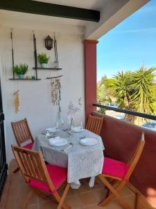 tavolo e sedie in una stanza con finestra di apartamento playa la barrosa a Chiclana de la Frontera
