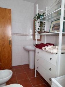 bagno bianco con lavandino e servizi igienici di apartamento playa la barrosa a Chiclana de la Frontera