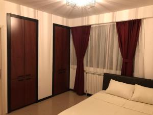 En eller flere senger på et rom på Blue Sky