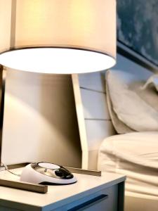 lampa na stole z myszą w obiekcie Al Majdiah Residence الماجدية ريزدينس شقة عائلية متكاملة w Rijadzie