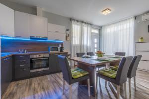 Kuchyň nebo kuchyňský kout v ubytování Apartman Vlatka - Novi Vinodolski + 16 fotografií