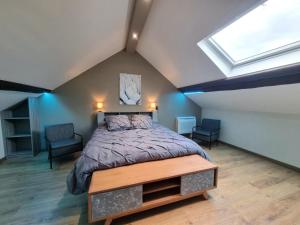 - une chambre avec un lit et une lucarne dans l'établissement Gite du chateau, à Montrond-les-Bains