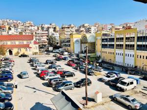 un estacionamiento lleno de coches en una ciudad en Genius Loci, en Kavala