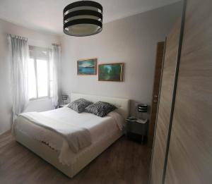 1 dormitorio con cama y ventana en Affittacamere Oasi di Padru B&B, en Magomadas