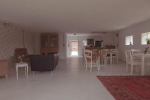 a living room with a table and chairs and a kitchen at Hessener Esch in Dalfsen
