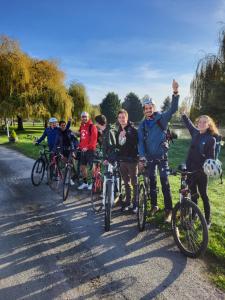 un groupe de personnes à vélo sur une route dans l'établissement Cheverny la vie est belle, à Cheverny