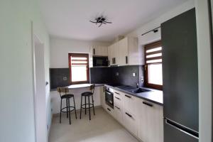 Kuchyňa alebo kuchynka v ubytovaní Apartmán uprostřed trojúhelníku Praha - Karlovy Vary - Plzeň