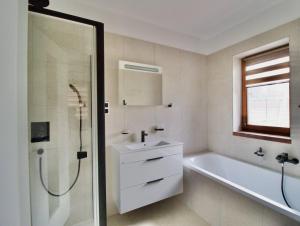 Kúpeľňa v ubytovaní Apartmán uprostřed trojúhelníku Praha - Karlovy Vary - Plzeň