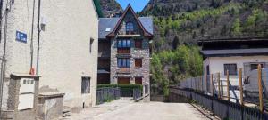 an old building in the middle of a street at El Llano de Escarrilla - tucasaenlospirineos in Escarrilla
