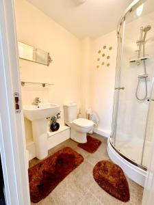 a bathroom with a toilet and a sink and a shower at Luxury 2bed Apartment in Wolverhampton in Wolverhampton