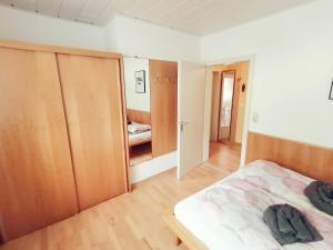 1 dormitorio con cama y armario en Panorama Appartements Binter No. 1 en Hermagor