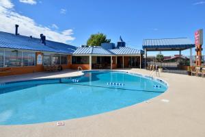 a large swimming pool in front of a building at The Classic Desert Aire Hotel in Alamogordo