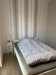 een slaapkamer met een bed en een nachtkastje bij Schöne Ferienwohnung im Ergeschoss mit Terrasse in Ahaus