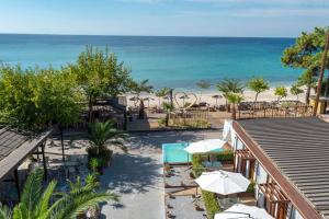 uma vista para a praia a partir da varanda de um resort em Beach Hotel Kapahi em Pefkari