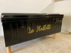 czarny fortepian z napisem la halhalla w obiekcie Gîte La Hallette au cœur du vignoble Champenois, classé 2 étoiles w mieście Chouilly