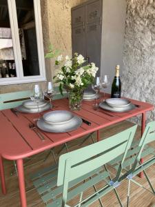 Zdjęcie z galerii obiektu Gîte La Hallette au cœur du vignoble Champenois, classé 2 étoiles w mieście Chouilly