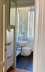 uma casa de banho com um lavatório branco e um espelho. em Borgo Riccio em Parma