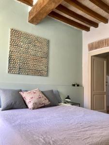 - une chambre avec un lit et un oreiller rose dans l'établissement Borgo Riccio, à Parme