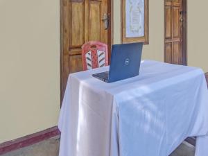 una mesa con un ordenador portátil encima en SPOT ON 91799 Sosonopan Homestay, en Manado