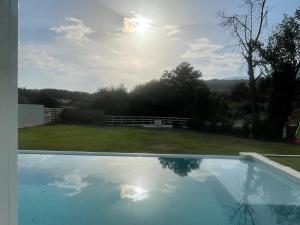une piscine avec la réflexion du ciel dans l'établissement Villa de lujo en Jarandilla, à Jarandilla de la Vera