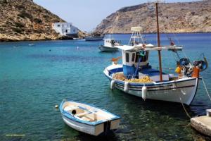 dois barcos estão ancorados numa massa de água em Domitilla em Apollonia